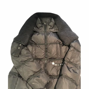 MONCLER JACKA SVART - assnygg moncler jacka i storlek M, äkthetsintyg finns oxh köpt på vestiarie collective. Köpt för 5700kr.