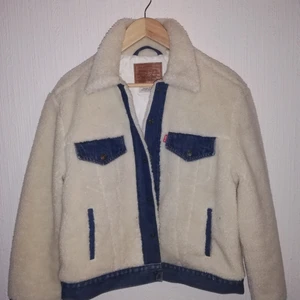 Levi's jacka dam - Ny köpt Levi's jacka utan tecken på användning så jag ha bara använt den engång. Säljs pågrund av att den inte är min stil och kommer förmodligen inte ha så mycket användning av. Kan mötas upp i centrala Göteborg :) 