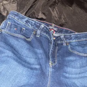 Ett par lågmidjade jeans från tommy hilfiger. Super bra skick och knappt använda. Köpta 2017. Hittar dem inte så skulle gissa på att dem ej säljs längre. Dem e för små för mej så har tyvärr ingen bild på. Strl 176 men skulle säga xs/s. Köparen står för leveransen❤️ (har ej vägt byxorna, så leveransen kan vara billigare) 