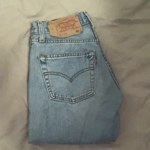 Levis jeans 501 - Levis jeans 501. St w26 L30. Ett litet hål på sidan av benet inget man lägger jättemycket märke till. Men går säkert att sy ihop lätt. Köpta för 1100kr säljer för 450kr. Pris går att diskutera 