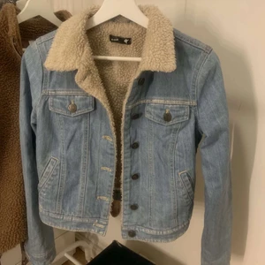 Jensjacka  - Säljer min Jeansjackan i slt S, perfekt till våren. Den är   i bra skick har inte använt. Ord pris 500