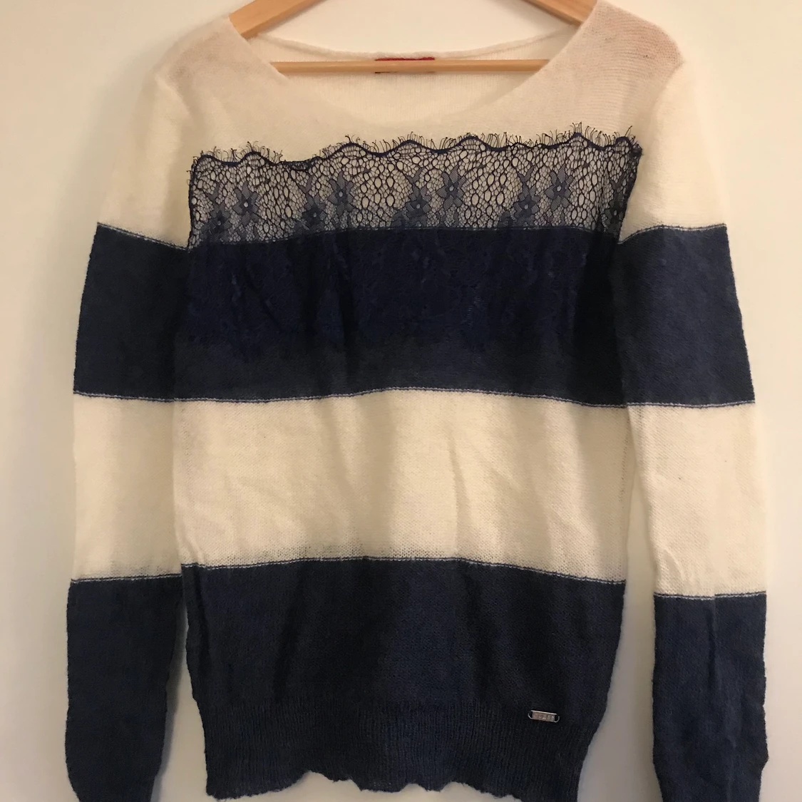 Guess tröja, blå & vit med spets