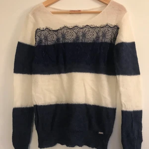 Guess tröja, blå & vit med spets - Superfin blå/vit tröja med spets. Storlek S/M 