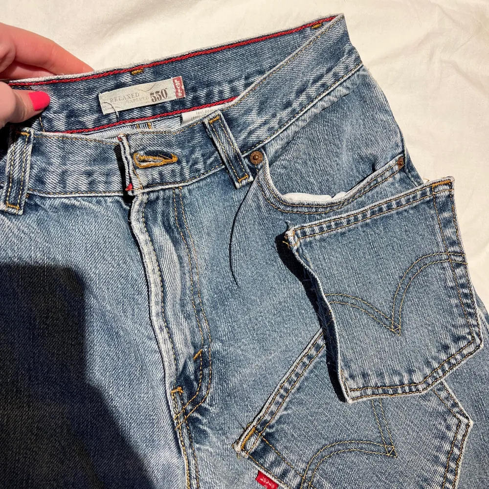Säljer mina thriftade mid Levis jeans som inte är min stil längre. Det är en relaxed dad fit. Har tagit av fickorna sedan innan men de finns kvar! jag är typ 166 o har vanligtvis w25-26 så skulle säga att dessa är nog w27-28 ish. Gratis frakt❤️. Jeans & Byxor.