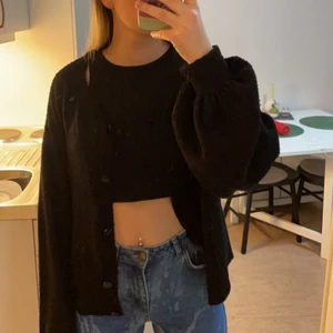 Kofta🖤 - Kofta från NA-KD med lite ballong armar. Väldigt skön å mysig. Rät så bra sick, lite småt nopprig men inte man lägger märket på. 🤎