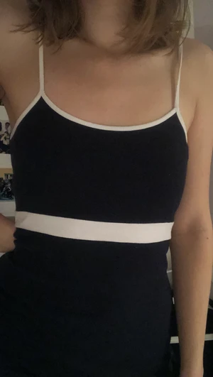 Brandy Melville Klänning - Jättefin marinblå klänning från Brandy Melville i storlek S. Frakt runt 40 kr