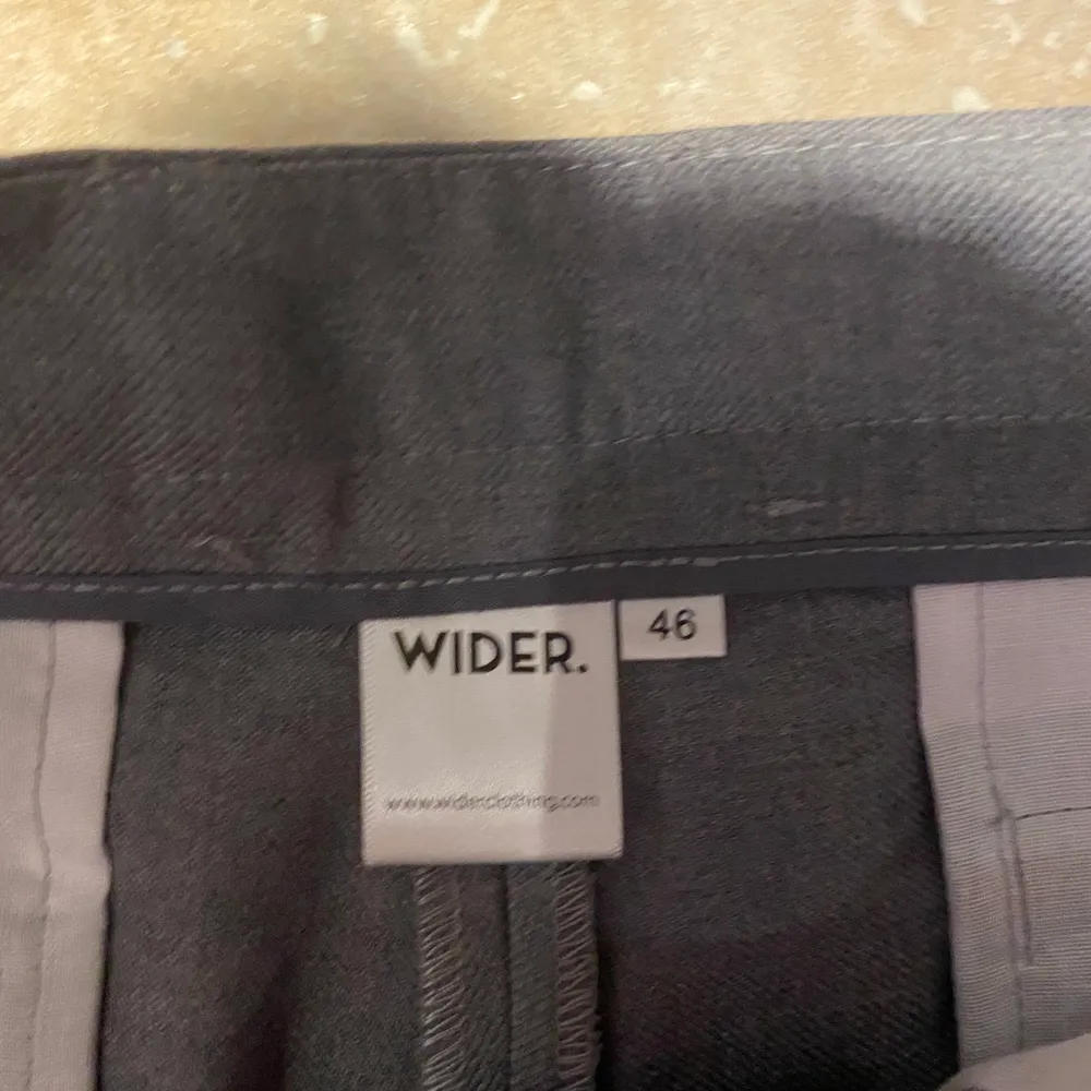 Ett par breda kostymbyxor från Wilder Clothing. Storlek 46. Passar mig som är cirka 1,83 cm lång. Är slutsålda på deras hemsida där nypriset är 900kr. Använda en gång. Skick 10/10. Jeans & Byxor.
