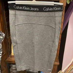 Calvin Klein, grå, snäv, stretchig kjol - Näst intill oanvänd snäv och stretchig kjol från Calvin Klein. Kjolen är i strl XS men då den är stretchig passar den även en S och M. 