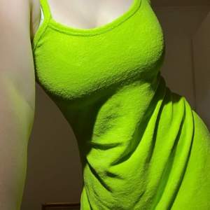Oanvänd klänning!! Supergullig i typ gröngulneon färg?? Typ handduksmaterial!🥰🥰