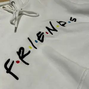 säljer en jättefin friends hoodie från H&M!! Använd några fåtal gånger och är i jätte bra skick! Säljer pga garderob rensning och att jag inte använder den! Köptes för 200, säljer för 100!💗 OOPS!, xs men är stor i storlek! Passar mig som bär s/m