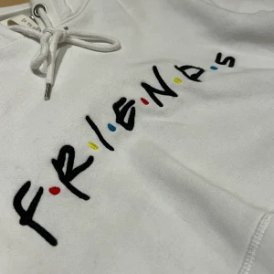 Hoodie i bra skick! - säljer en jättefin friends hoodie från H&M!! Använd några fåtal gånger och är i jätte bra skick! Säljer pga garderob rensning och att jag inte använder den! Köptes för 200, säljer för 100!💗 OOPS!, xs men är stor i storlek! Passar mig som bär s/m