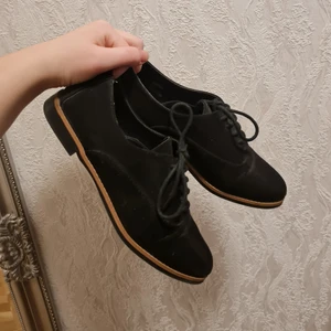 Velour low skor  - Superfina velour svarta skor. Använda exakt 3 gånger. Köpta för 500kr. Mindre i storlek än det angivna storleken på skon. 