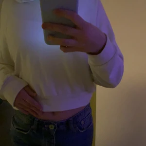 Bikbok - AS SNYGG hoodie!! Vit med luva. Skit snyggt med ett par jeans! Köparen står för frakten.