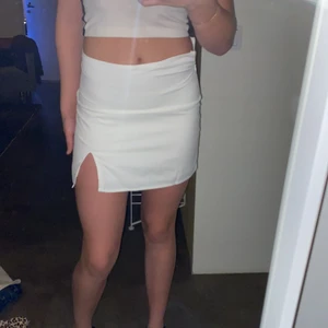 shein - Skit snygg sommar kjol! Den är vit med slits!! Köparen står för frakt!