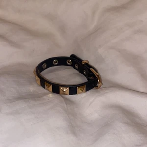 Armband med nitar - Fint armband me nitar, knappt använt o i fint skick 💕 