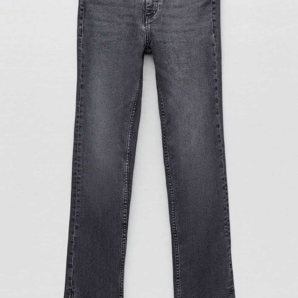 Super fina gråa högmidjade jeans med slits ned til, från zara 💕 har anndvänt 2-3 gånger men andvänder inte mer på grund av att dom är för små, st34. Köpta här på Plick.. Jeans & Byxor.