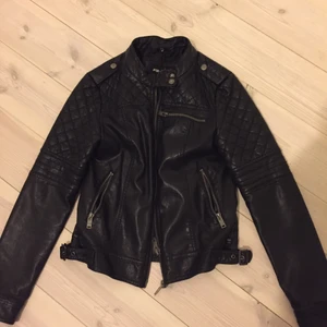 Skinnjacka dam S - Hej! Jag säljer nu min fina skinnjacka eftersom jag inte vill ha den längre, jackan är storlek S och använd fåtal gånger, jackan är från new yorker