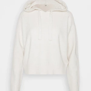 Stickad hoodie  - Super fin och gosig hoodie som ALDRIG är använd tyvärr ☁️🤍