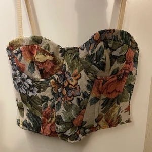 Corset top - Helt ny corset top från bershka!! prislappen är kvar! kjol finns också med att köpas💕