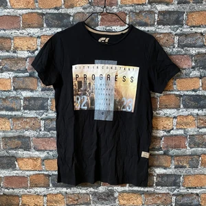 Urban t-shirt - Storlek 158-164 men passar som S. I fint skick. Samfraktar gärna. Annars köp nu! 😊