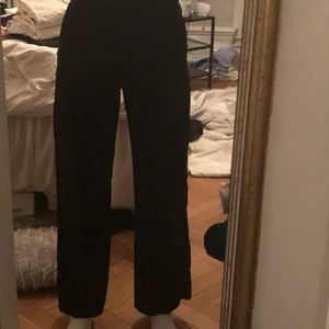 Vida kostymbyxor - Vida svarta kostymbyxor från Lindex i storlek 38. 