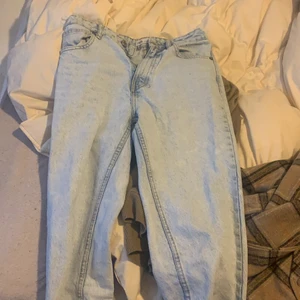 Jeans  - Säljer ett par använda zara jeans gillar ej hur dom gått i sönder men nån mer som gillar de passar de fint på❤️stå för frakten eller så kan ja mötas upp nypris 299👍formar röven bra o höfterna o hip dipsen 😁