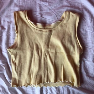 Linne - Gult ribbat linne. I bra skick.