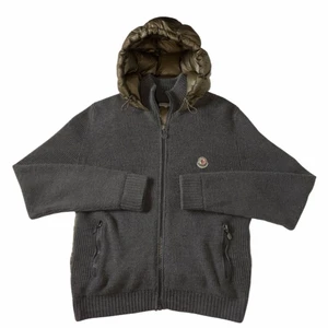 Moncler hooded cardian  - Följ oss på Instagram @Fashionynse ‼️                               Moncler hooded cardigan🧦 Storlek L men passar för den som har M. Skick 9/10. Skriv för fler bilder eller andra frågor, är öppen för trade. (Såklart äkta)  