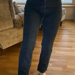 Blå jeans  - Jätte fina jeans som inte är använda max 3 gånger! Jätte bra skick men passar bara helt enkelt inte mig. 