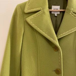 Grön MOSCHINO Kappa  - Ääälskar den här super coola gröna kappan från italienska märket MOSCHINO. Säljer pga att den är lite kort i armarna (Jag är 175cm och har väldigt långa armar, storlek 36). Tycker den skulle passa någon som är storlek 32-38 beroende på vilken fit man vill ha. Den skulle definitivt vara för liten för storlekarna som står i taggen. Frakt ingår ej. Pruta gärna dock. Originalpris: 7000kr 🥵