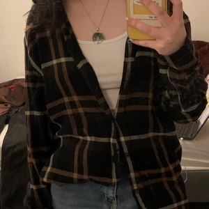 Skjorta  - Cool skjorta från H&M. Passar XS-S. Skriv ett pris så kan vi diskutera. Frakten är förmodligen på 52 kr med frimärken (kan vara 78kr har inte vägt än)