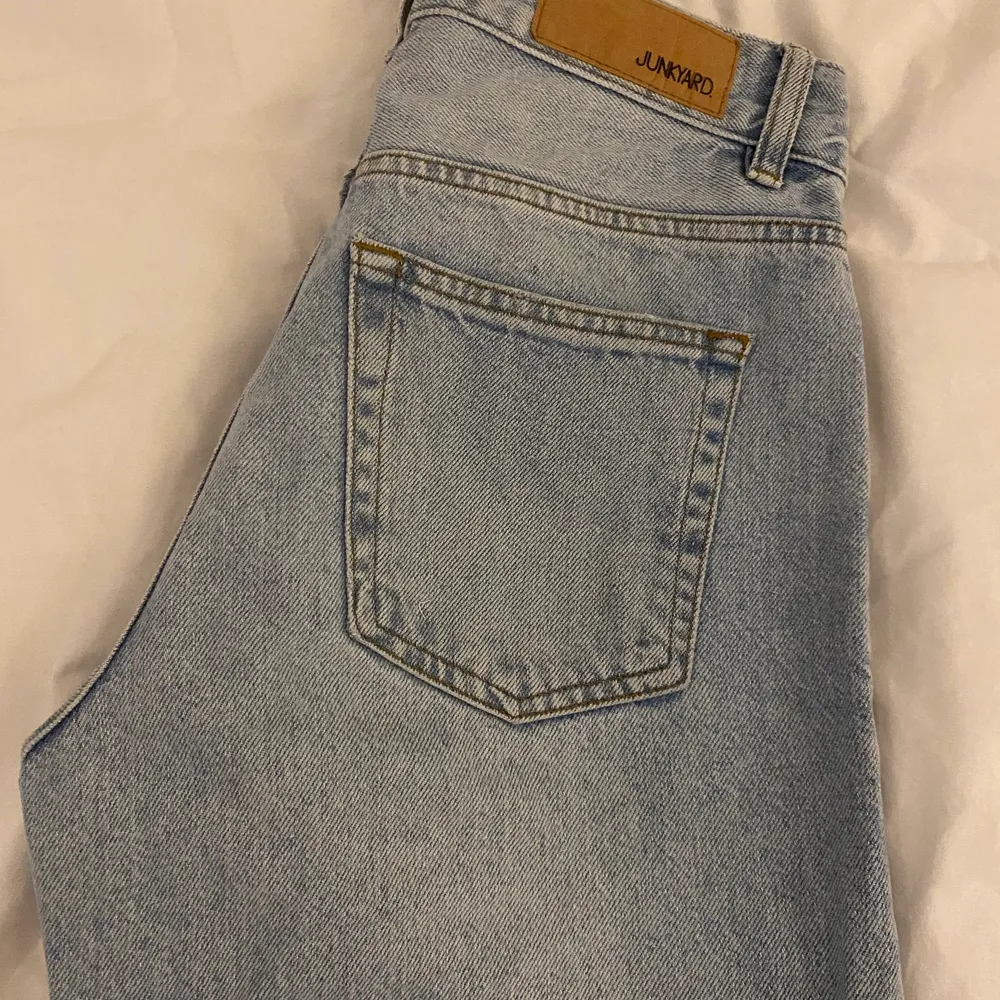 Junkyard Jeans💙 Strl 26 Populära Nevermind jeans från Junkyard! Sparsamt använda men hällorna är lite ”böjda” eftersom de är lite stora för mig och jag har knutit ihop de med skösnöre som skärp! 💖. Jeans & Byxor.