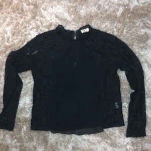 Svart blus med spetsdetalj  - En fin svart blus med spetsdetaljer med dragkedja där bak,  Skriv till mig om ni vill ha fler bilder!!