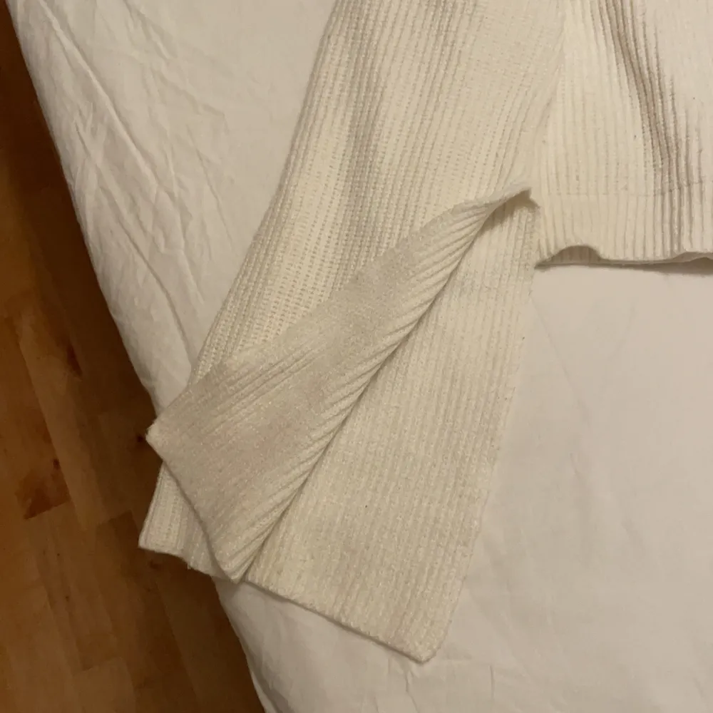 Säljer nu denna tröja då jag inte känner att den kommer till användning! Bra material och väldigt skön. Långa ärmar med en hög slits på 20 cm, riktig snyggt till en kjol eller ett par jeans!😊 använd runt 5 gånger! KAN GÅ NER I PRIS MED SNABB AFFÄR. Neuleet.
