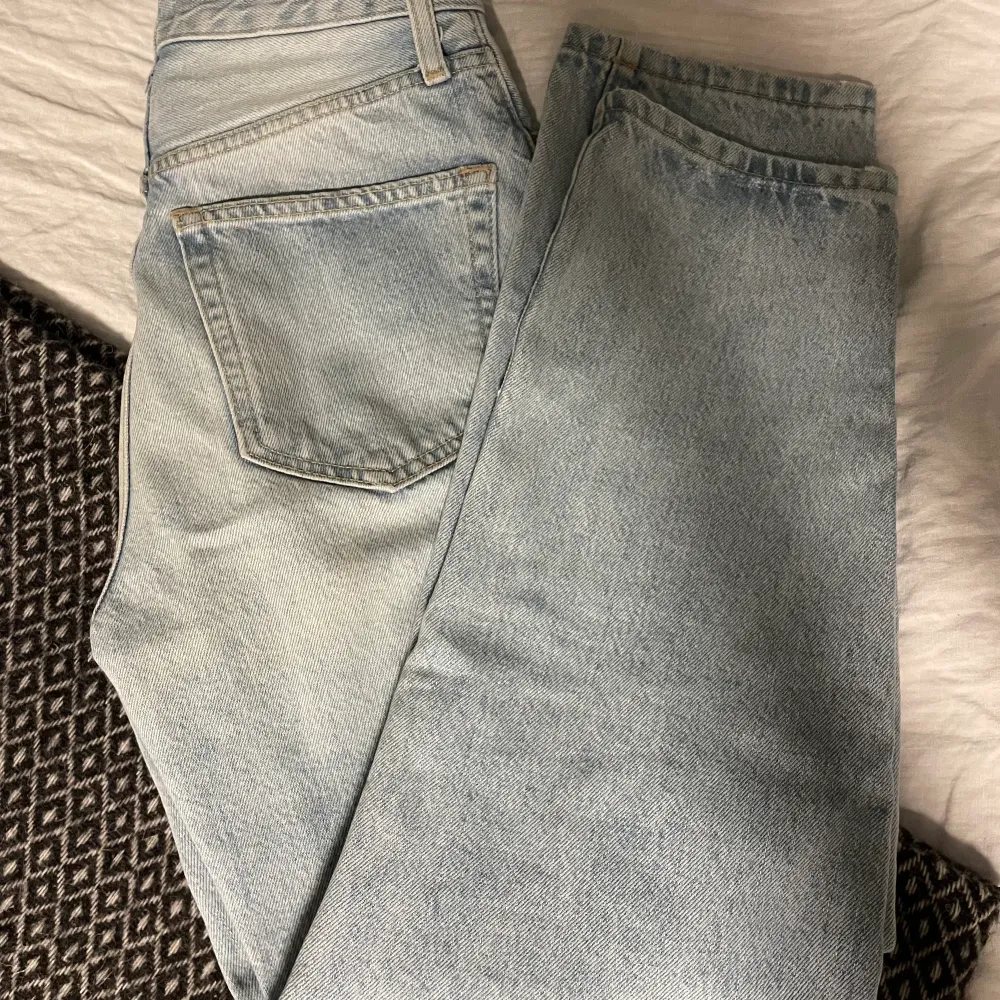 Säljer dessa ljustvättade blåa jeansen från Gina och är 156 cm lång som referens till dem!. Jeans & Byxor.