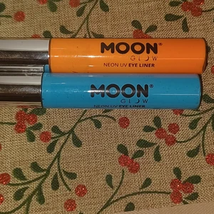 Uv smink - Endast provade eyeliners på hand och swatchade så dom är som nya💖15kr styck plus frakt 12kr eller köp båda gör 20kr plus 12kr frakt💖Mvh Carro 