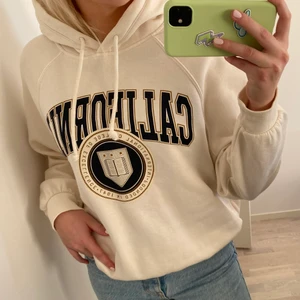Hoodie (stl M)  - Säljer en så snygg varsity hoodie i en mer oversized modell från HM i stl M! Typ använd två gånger så som ny!🤍 spårbar frakt ingår i priset!📦