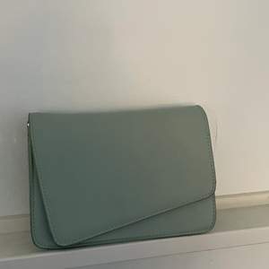 Väska i mintgrön färg, nypris 399kr
