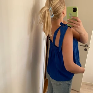 Linne (stl. M)  - Blått linne från HM i storlek M💙 så fint på sommaren, har bara inte plats i garderoben längre😭😫 spårbar frakt ingår i priset!📦