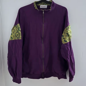 Retro kofta jockey  - Secondhand inköpt kofta/sweatshirt i använt men fint skick. Fickor finns och dragkedjan funkar utan problem. Sjukt snygg tröja men är tyvärr inget jag använder.. 