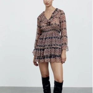 Slutsåld ZARA klänning  - Jättefin Zara klänning men som tyvärr inte passade mig :/ Aldrig använd och prislappen kvar ! Buda från 250 eller köp direkt för 300 💕