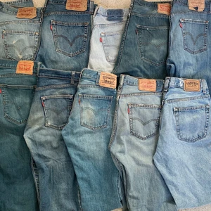 LEVIS JEANS - Säljer en massa par Levis i min profil (bland annat 501or och flared jeans)! Storlekarna varierar, men står i annonserna❤️😊 ANNONSERNA LIGGER UPPE I MIN PROFIL💕