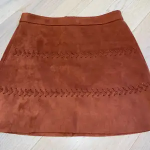 Koppar färgad mocka kjol från ginatricot. Säljer för jag aldrig använder. Passar s men även xs 