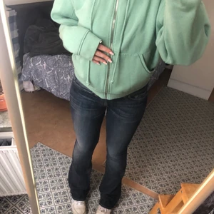 Turkos zip-up hoodie  - Cool lite croppad zip-up hoodie från weekday☺️ köparen står för frakt💕