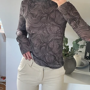 Meshtröja - Intressekoll på denna superfina meshtröjan från & other stories. Väldigt bekväm och är i materialet mesh. Den är lång i ärmarna och tyget är plisserat. Aldrig använd! Det är storlek XS men jag är normalt en S och upplever ändå att den nästan är för stor.