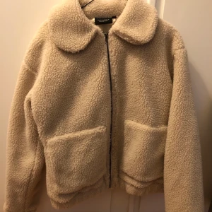 Jacka från Tindra  - Beige/vit. Strl 36/38. Aldrig använd.