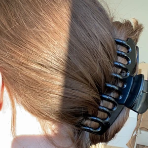 Stor hårklämma - En stor hårklämma för 39 kr. I färgen kol. Väldigt bra grepp och bra för personer med tjockt hår. Oanvänd ensads provad för att ta bilden