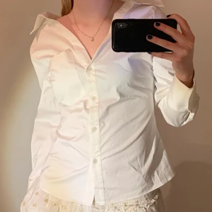 Skjorta från Zara - Helt oanvänd vit skjorta från Zara! Den är så söt och passar perfekt till våren/sommaren men kommer tyvärr inte till min användning🤍