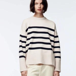 Randig stickad - Säljer denna slutsålda randiga tröjan från zara med slits nedtill. Sånt skönt material som inte sticks och den är lite ”tyngre” då känns sjölva tröjan även den dyrare. BUDA 