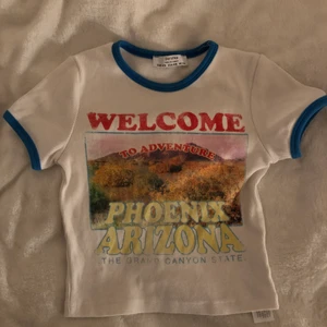 T-shirt - Jättecool mini T-shirt från Bershka. Storlek XS. Nypris cirka 150:-. Köparen står för frakt.💕